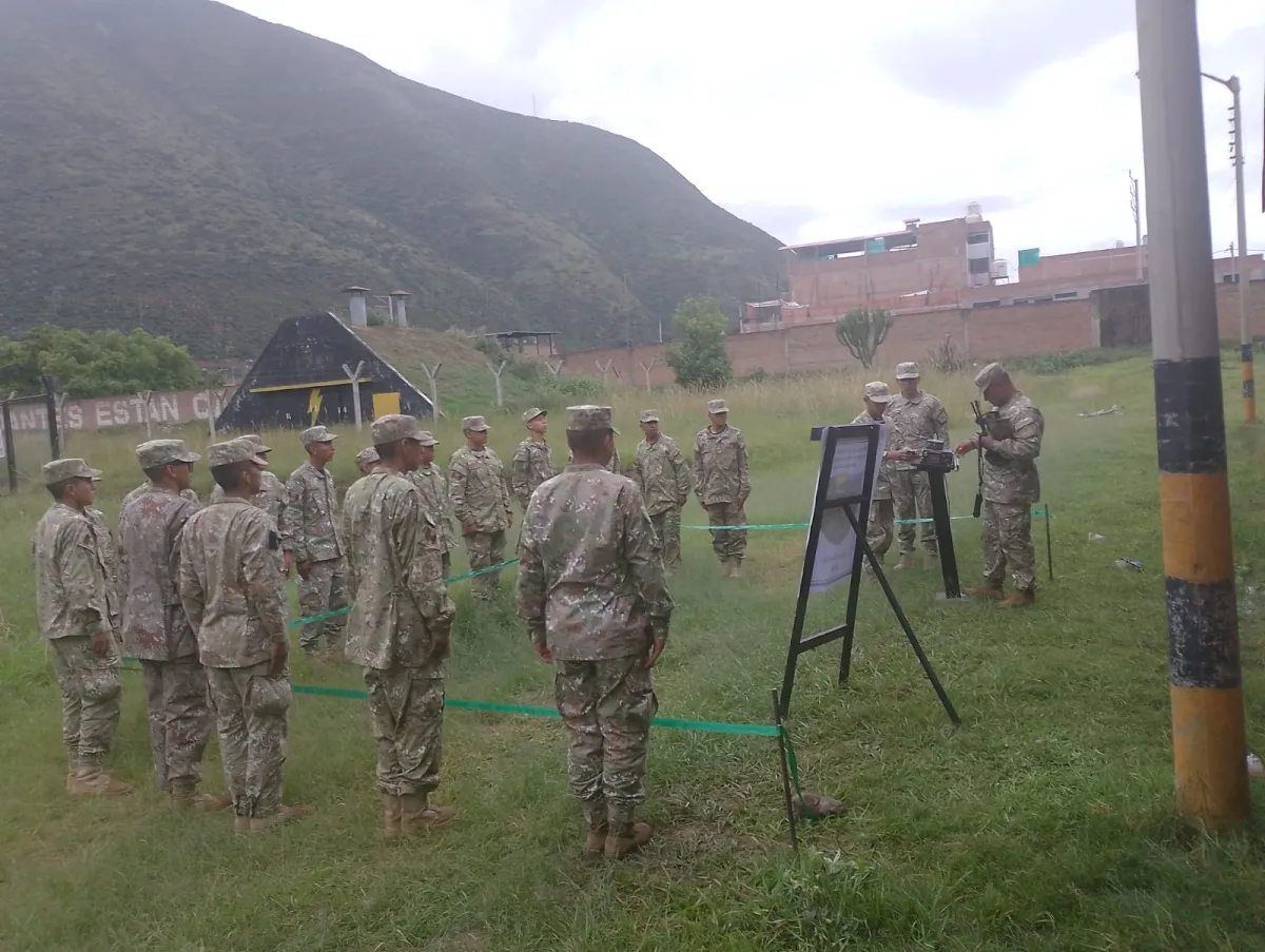 Instrucción y entrenamiento de armamento a cadetes militares de Huánuco